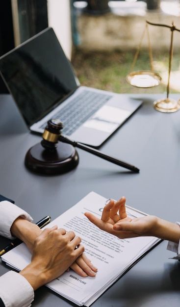 Inicio premium photo male lawyer working with contract papers and wooden gavel on tabel in courtroom justice and law attorney court judge concept (1)